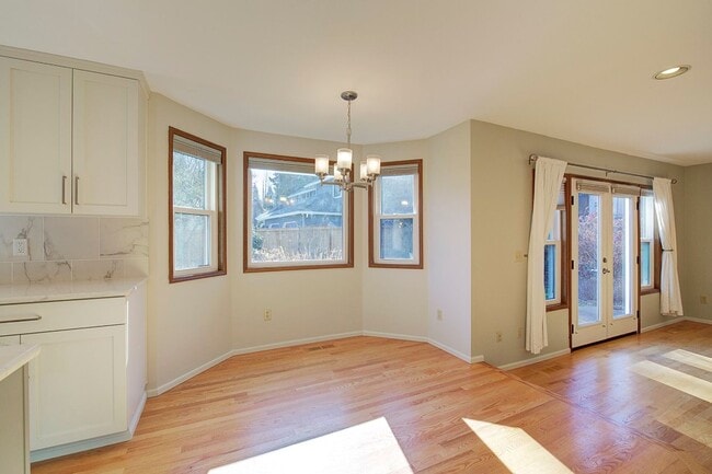 Building Photo - 4Bd/2.5Ba Renton House