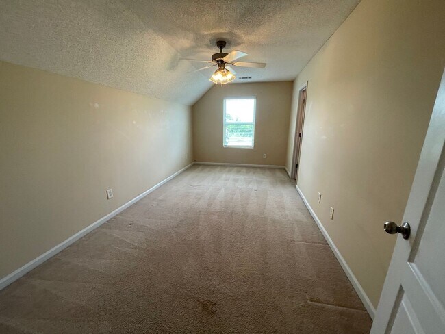 Building Photo - Pre-Leasing for August 2 2026 WITH FENCED IN YARD!