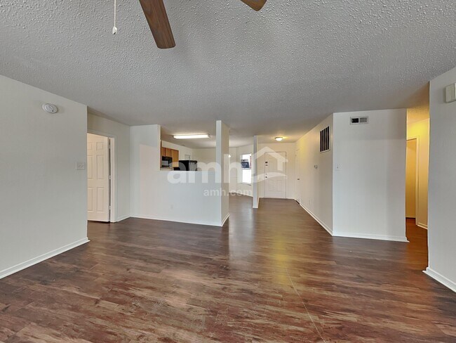 Building Photo - 527 Bourneside Dr