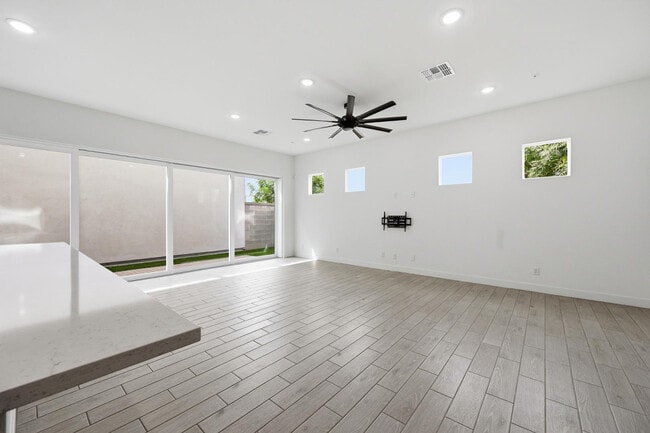 Building Photo - 2452 E Lovebird Ln