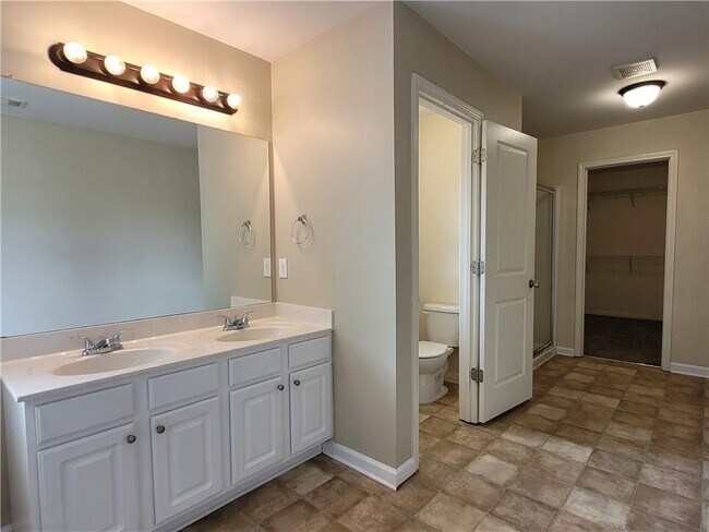 Building Photo - 6010 Stonebrook Ln