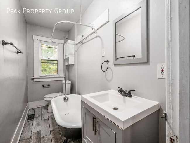 Building Photo - 1502 Summit St