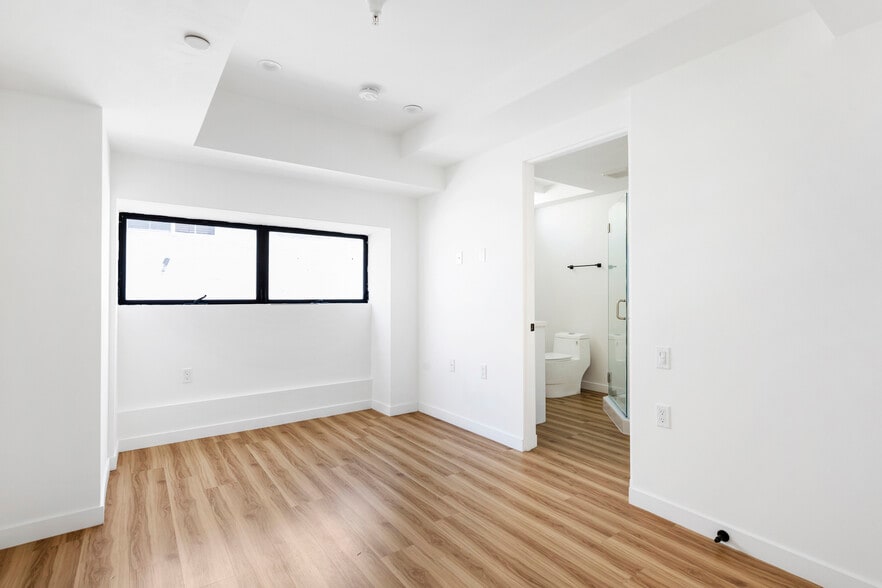 Building Photo - 10839 Kling St