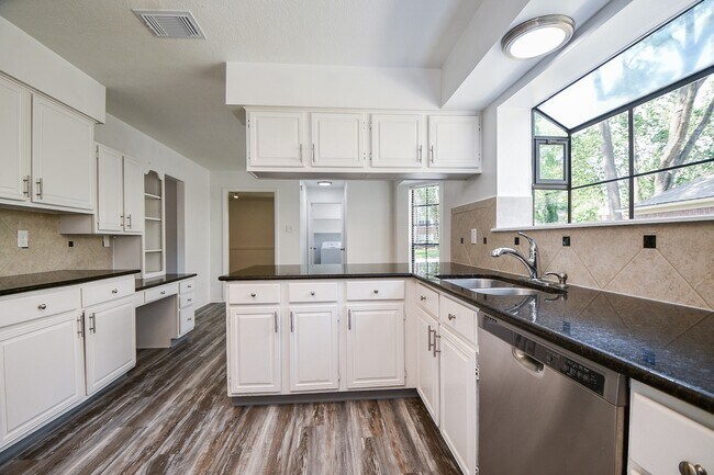 Building Photo - 3934 Forest Village Dr