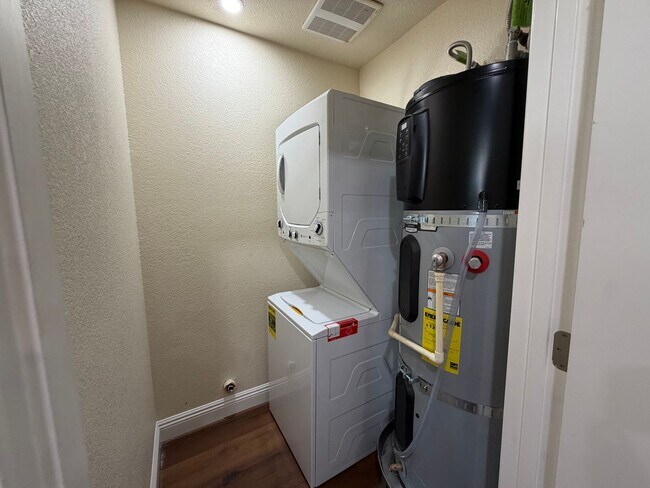 Building Photo - Cozy 2 bedroom Dual Master! Ready for move in! Rent today !