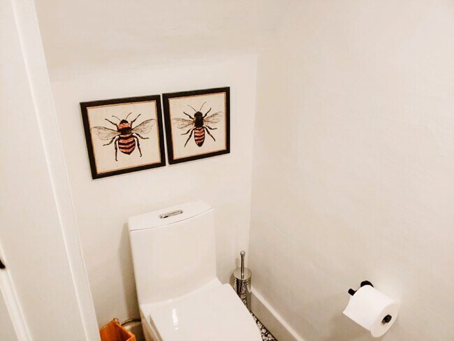 Building Photo - Gorgeous three bedroom in the heart of Park Ave