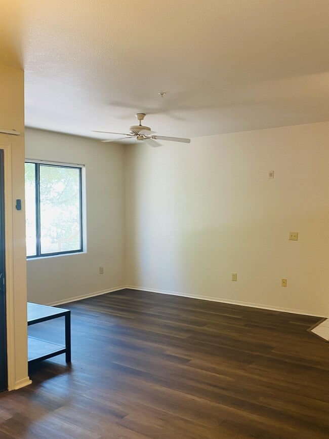 Building Photo - 2550 E River Rd