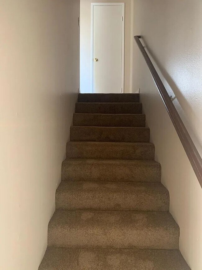 Building Photo - 2 Bed | 1.5 Bath Townhome – Private Backya...