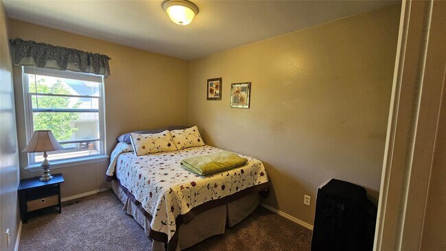 Building Photo - Recently Updated 3 BR/ 1.5 BA in Central M...