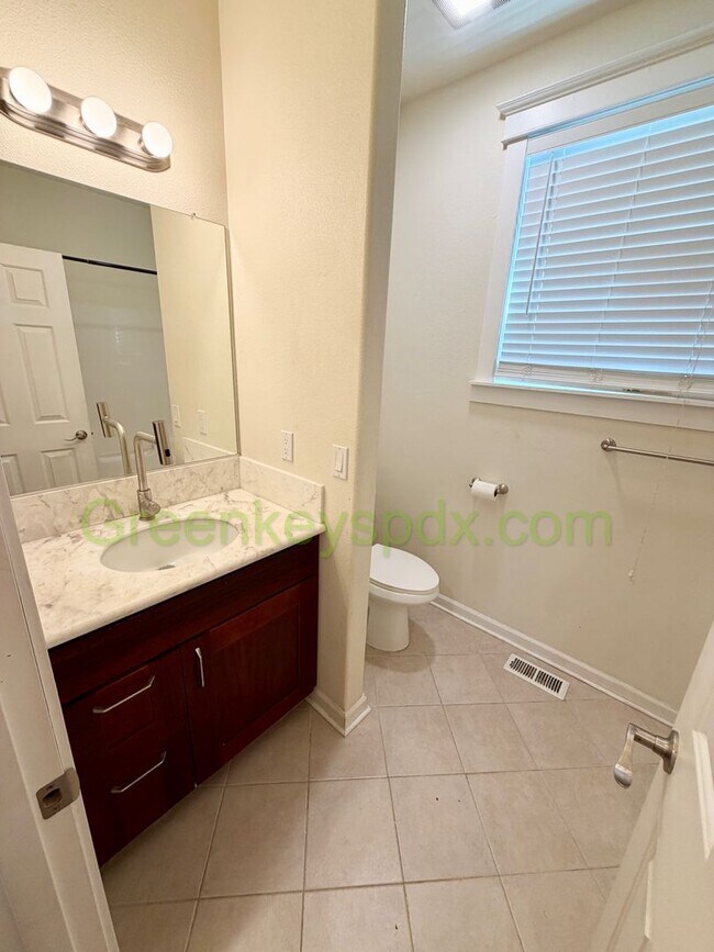 Building Photo - Gorgeous House in Upscale Neighborhood in Tigard, 5 Bedrooms plus Den/Office, 3.5 Bathrooms, Larg...