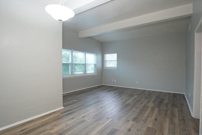 Building Photo - Well-Maintained 3BR/2BA Home with Fenced Y...