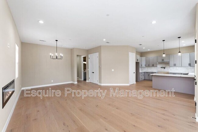 Building Photo - 545 Carty Dr