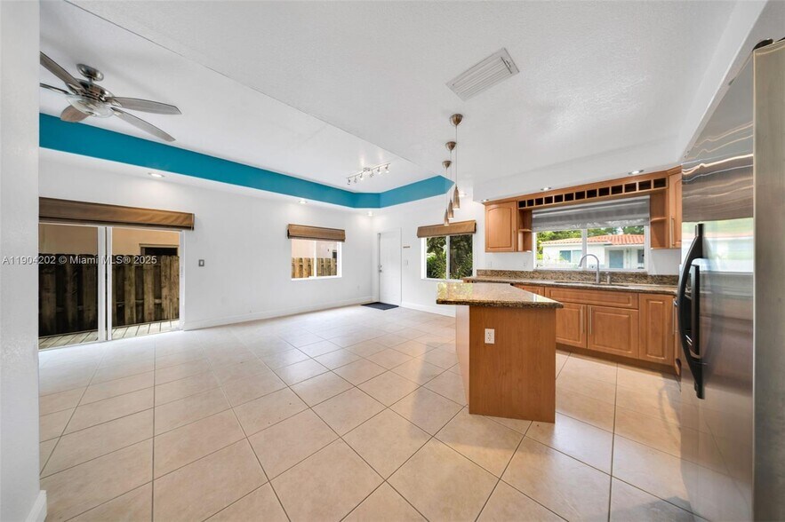 Building Photo - 2814 SW 27th St