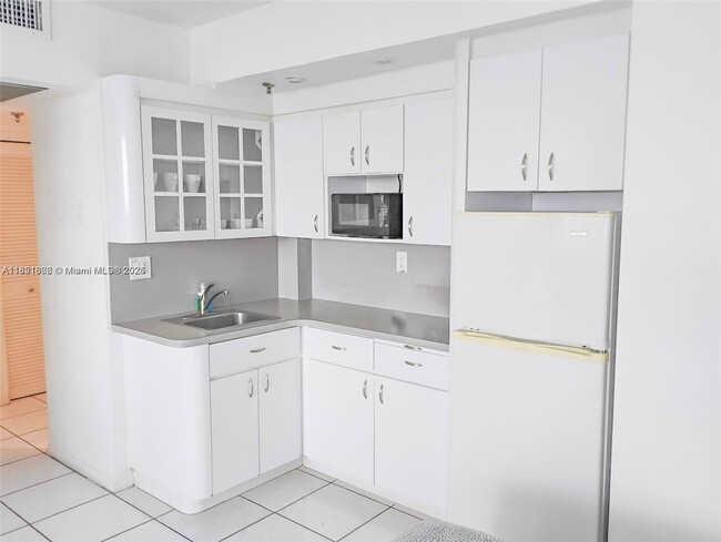 Building Photo - 5445 Collins Ave