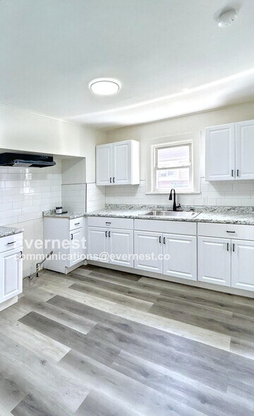 Building Photo - 792 E 232nd St