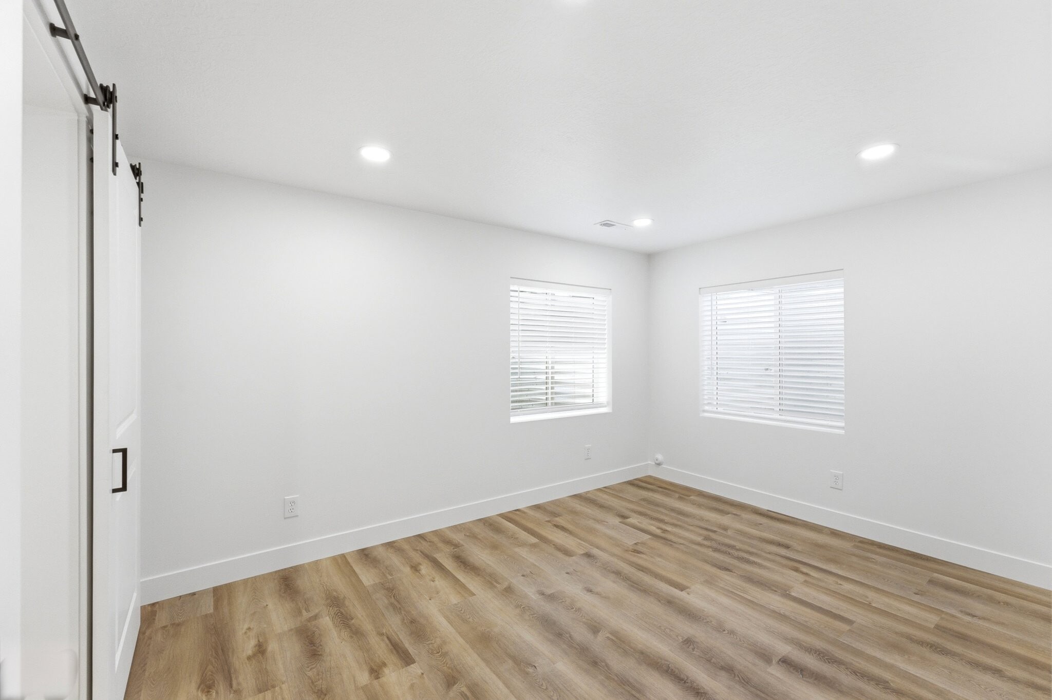 Building Photo - 2432 W Santa Fe Dr