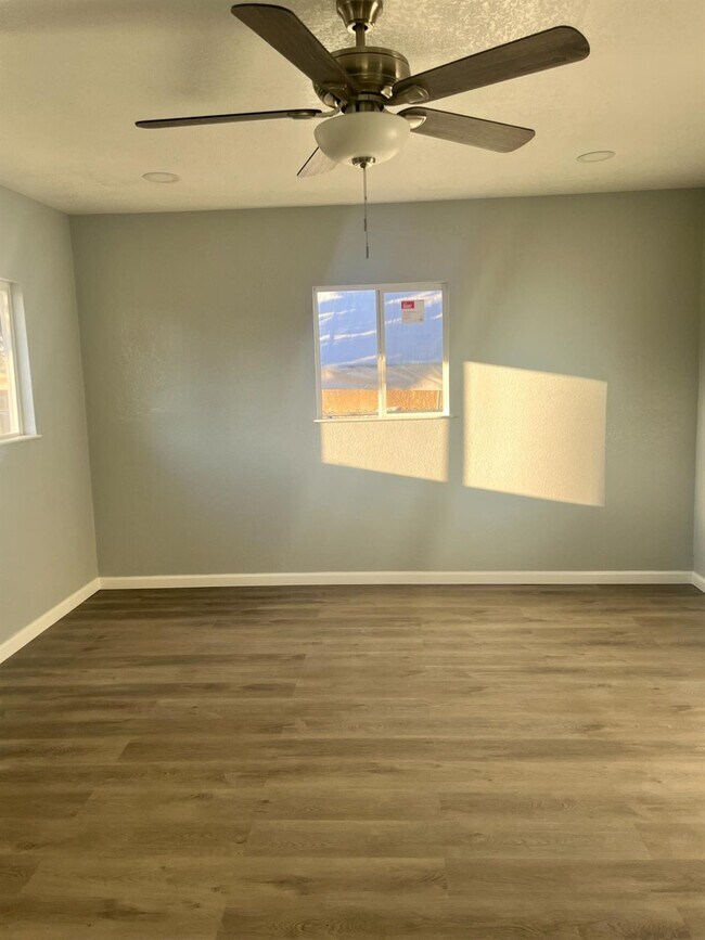 Building Photo - 392 N Ferger Ave