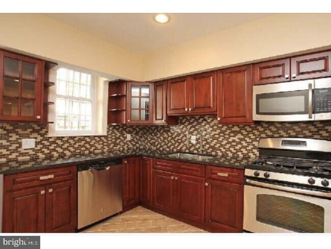 Building Photo - 2343 Catharine St