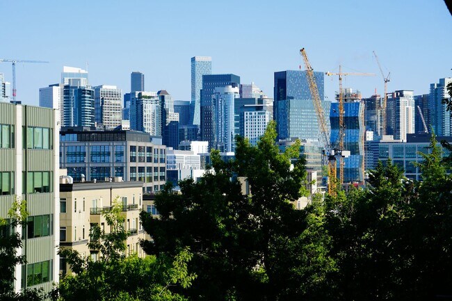 Building Photo - Furnished 2 bedroom Condo with view of Lake Union