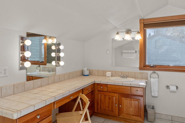 Building Photo - 747 W Pacific Ave