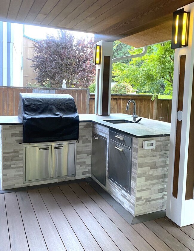 Building Photo - Beautiful Sherwood Home backs to Greenspac...