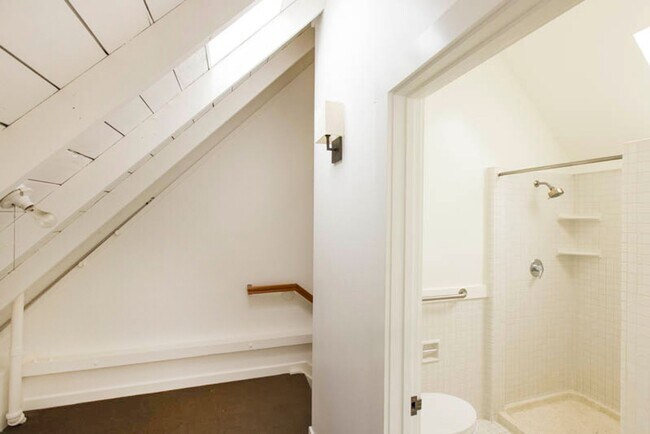 Building Photo - Balcony & Gas Fireplace: Sunny Apartment i...