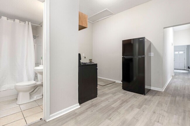 Building Photo - 726-728 W Saint Catherine Street