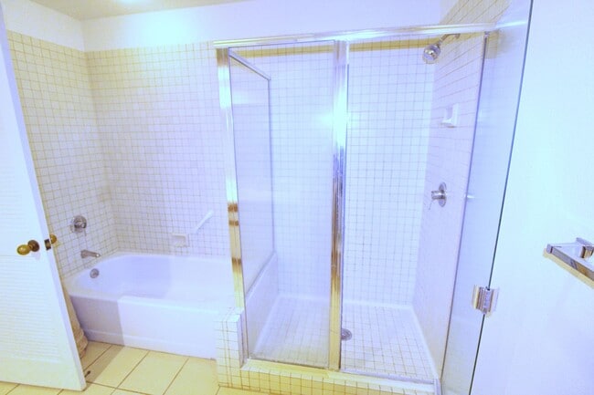 Building Photo - Spacious Furnished Grand Champions End Unit Available