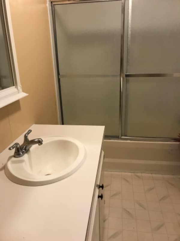 Building Photo - 715 Center St E