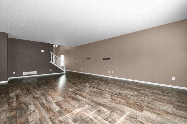 Building Photo - 210 Autumn Way