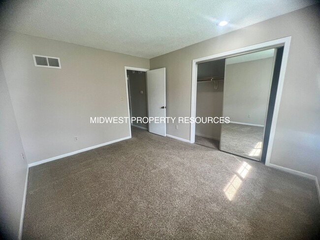 Building Photo - Large 2 Bedroom/1 Bath Duplex in Lee's Summit