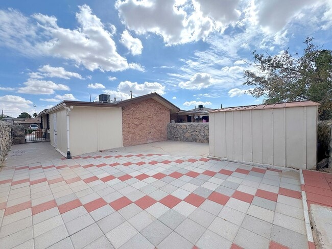 Building Photo - Refrig A/C 2bed/2bath Duplex with Bonus Room!