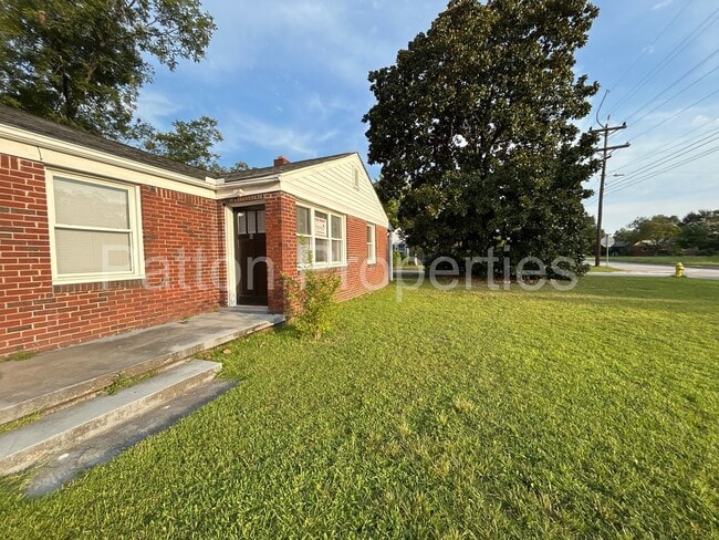 Building Photo - 999 Seminole Dr