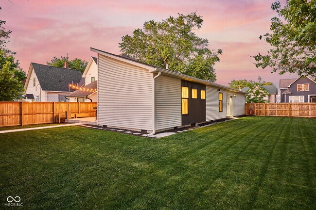 Building Photo - 806 N Beville Ave