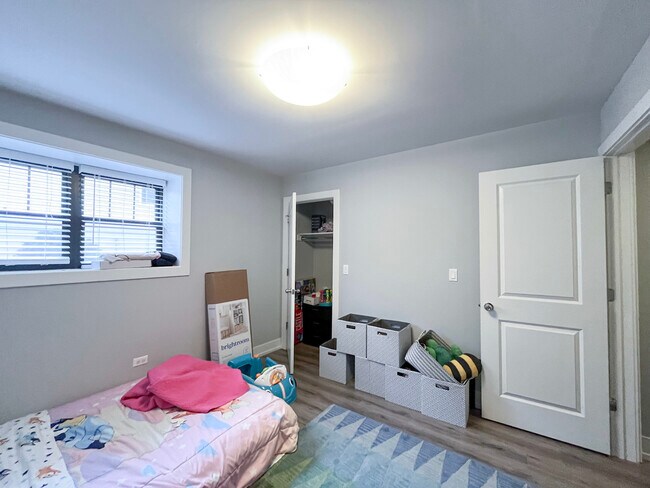 Building Photo - 1750 W Summerdale Ave