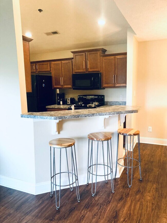 Building Photo - Well-appointed Furnished Rental- Perfect for Professionals- Near shops & restaurants