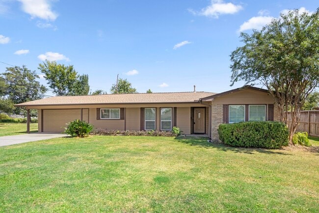 Building Photo - 1726 Wycliffe Dr