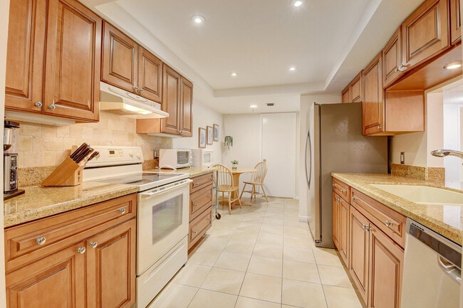 Building Photo - 950 Lavers Cir