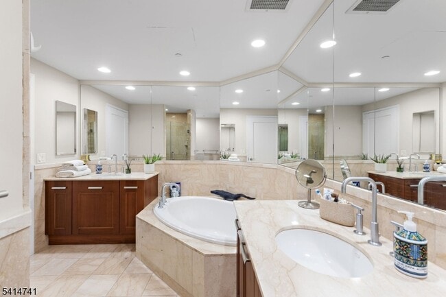 Building Photo - 8100 River Rd