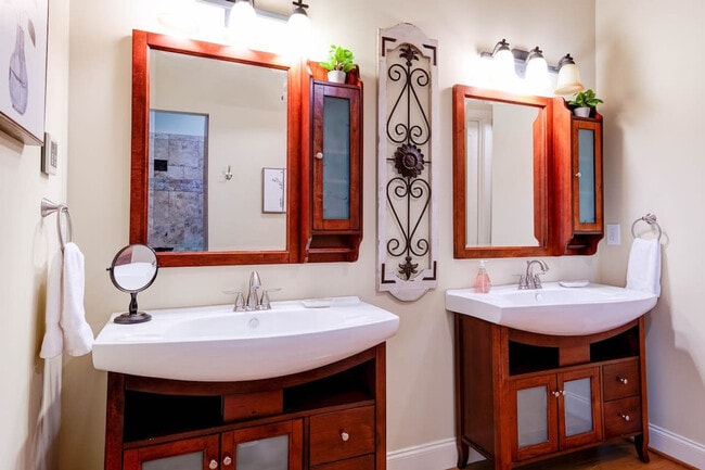 Building Photo - 376 Grandview Dr