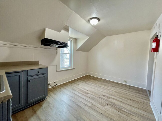 Building Photo - 718-720 E Grape St.