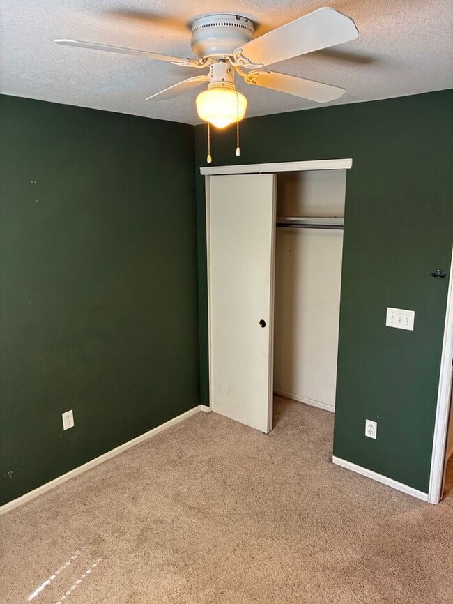 Building Photo - 3 Bedroom, 2.5 Bath Townhome with 2 Car At...