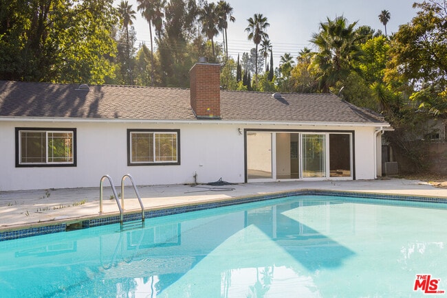 Building Photo - 5604 Valley Circle Blvd