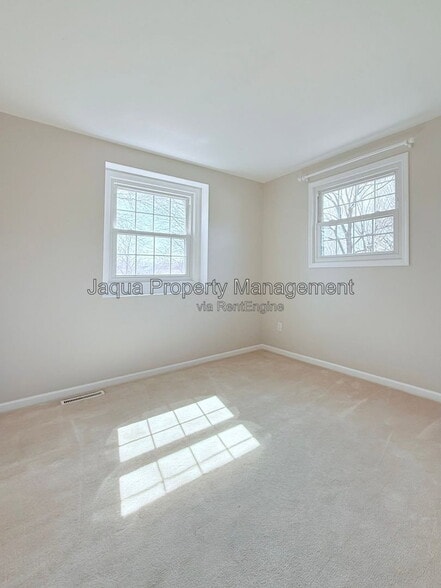 Building Photo - 2383 Quincy Ave
