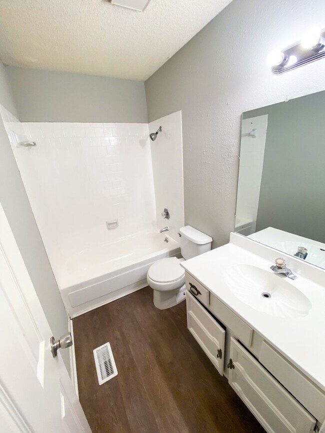 Building Photo - Beautiful 4 Bedroom 2 Bath