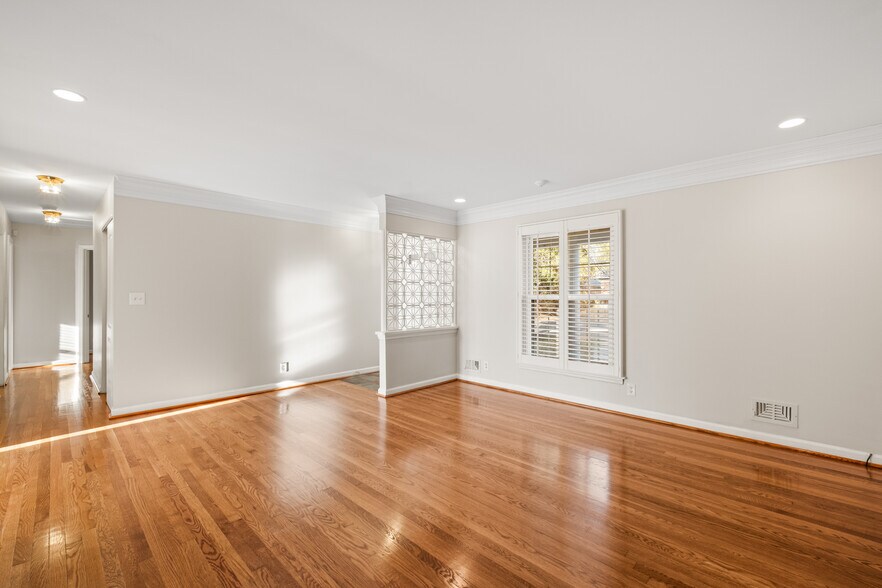 Building Photo - 318 Castleview Dr