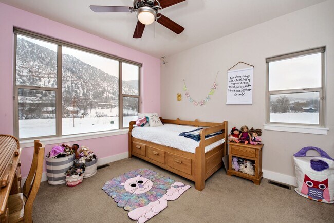 Building Photo - 3 Bedroom 2 Bathroom Ranch Style Home in I...