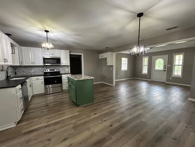 Building Photo - Lakeside Dream Home: Fully Remodeled 4BD/2BA Near Loop 323