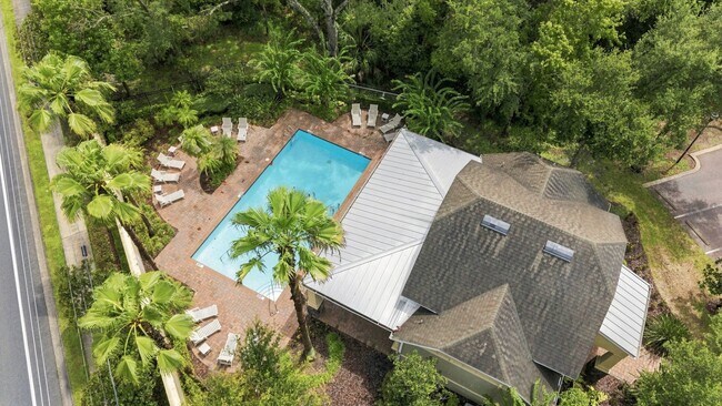 Building Photo - Stunning 3 BR + LOFT / 2.5 BA/ 2-Car-Garage Townhome in GATED community!