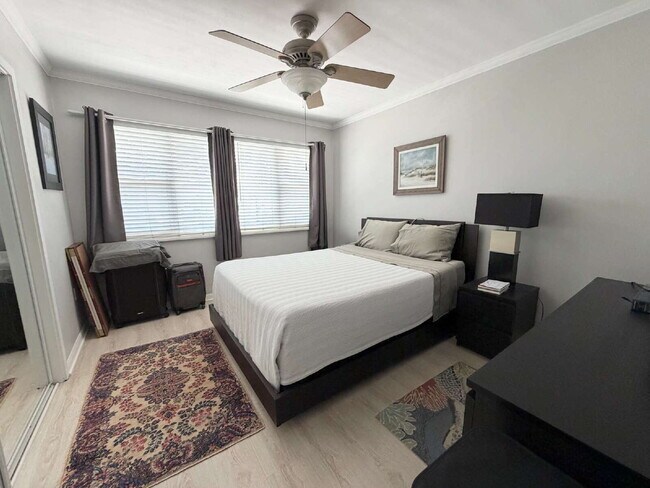 Building Photo - "Charming 1-Bedroom Condo Retreat in Dunedin's Heart - Cozy, Convenient & Inviting!"